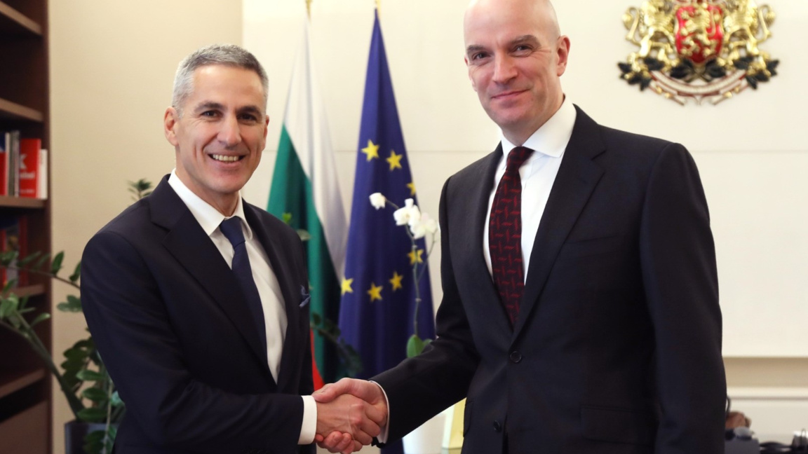 Премиерът Андрей Гюров разговаря с британския посланик в София