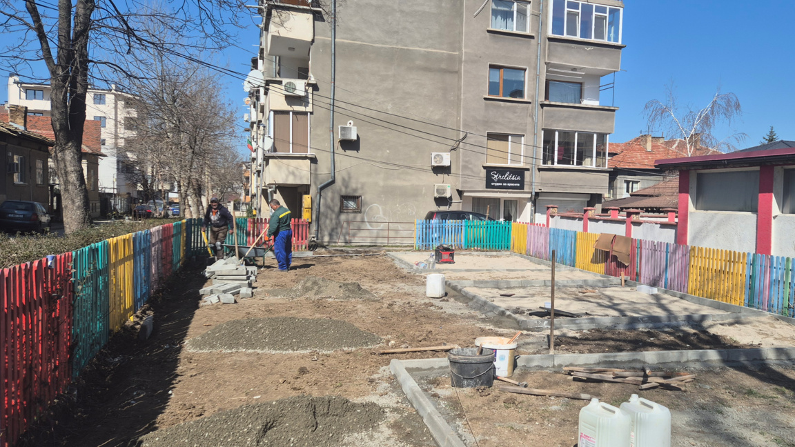 Обновяват детски площадки