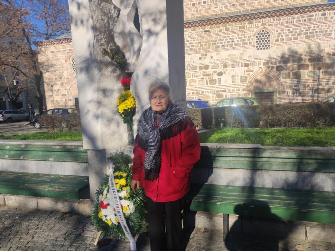 Потомци на бежанци от Одринска Тракия поднесоха цветя пред паметника на войводата.