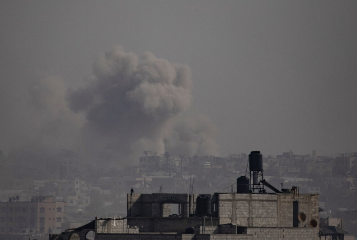 Дим се издига след израелските въздушни удари над Хан Юнис, южната част на rвицата Газа, 8 януари 2024 г.