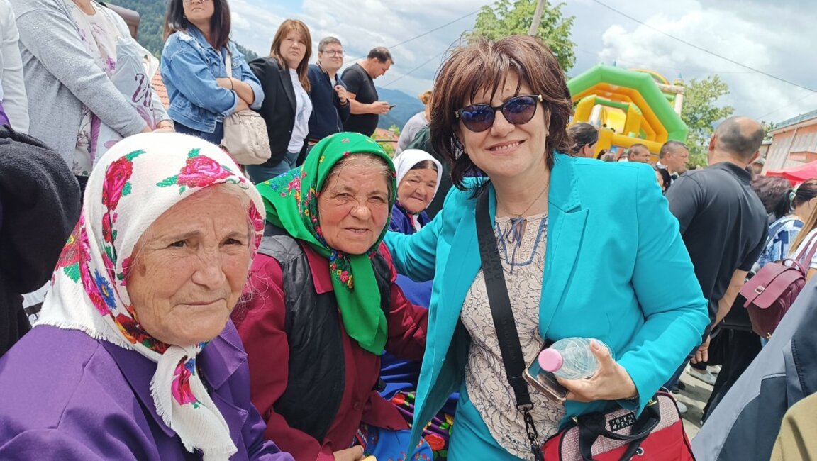 Депутатът Цвета Караянчева празнува с припекчани