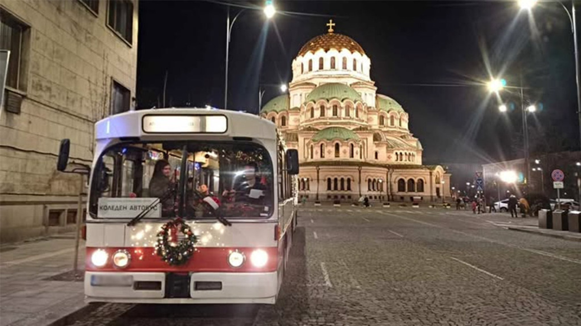 Коледни ретро автобуси предлагат безплатна разходка в София