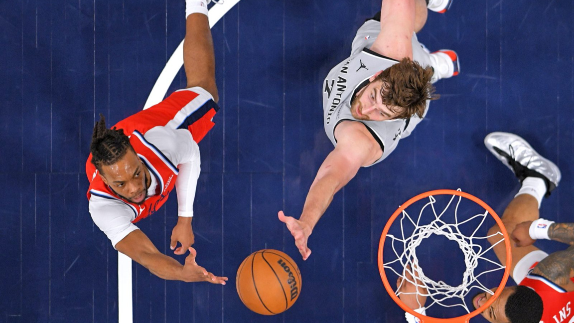 Сан Антонио Спърс спечели срещу Лос Анджелис Клипърс.