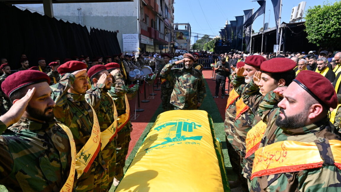 Бойци на "Хизбула" отдават чест до ковчега на командира на "Хизбула" Али Джамал Алдин Джавад, убит при израелски удар, по време на погребалната процесия в Бейрут, Ливан, 06 август 2024 г.