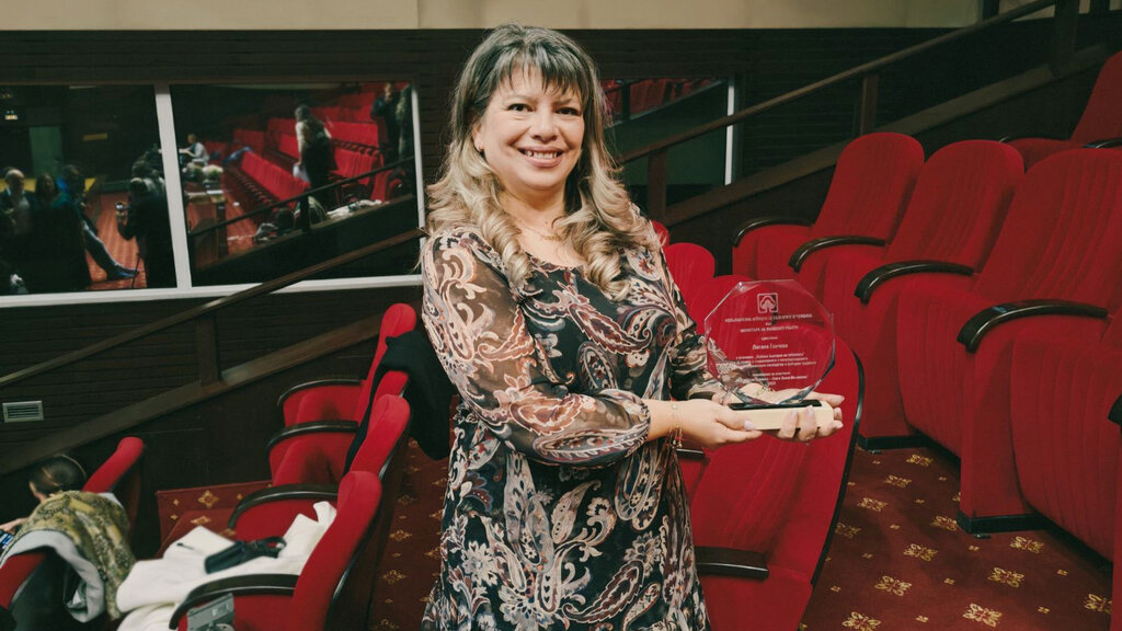 Lyutvie Gencheva with the "Audience's Favorite Bulgarian" award