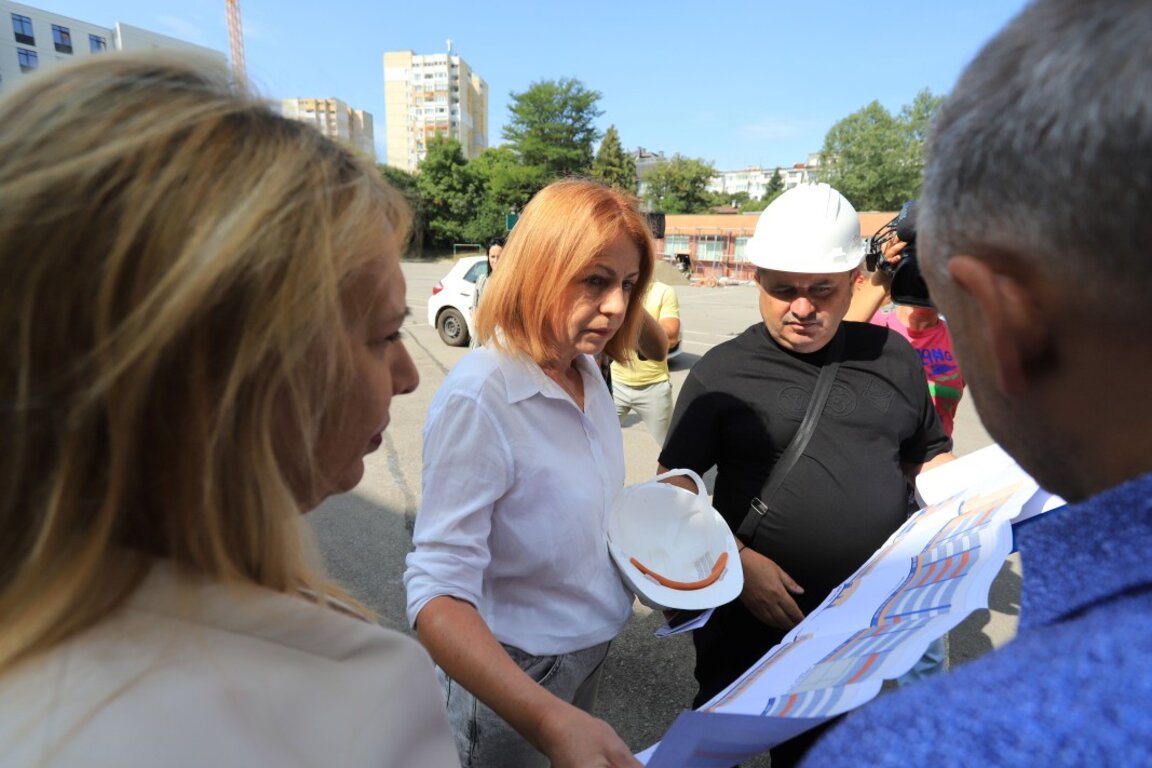 Кметът на София Йорданка Фандъкова инспектира строителни работи в 2-о столично училище "Емилян Станев"