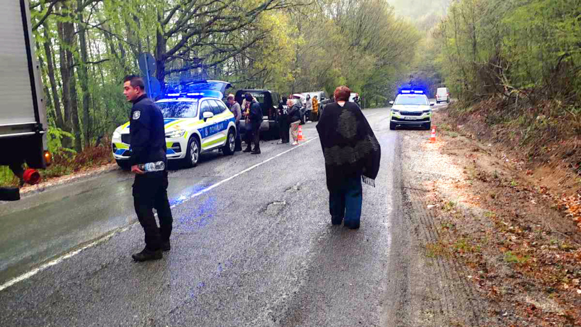 Затвориха пътя за ГКПП Малко Търново заради изтегляне на катастрофиралия автобус