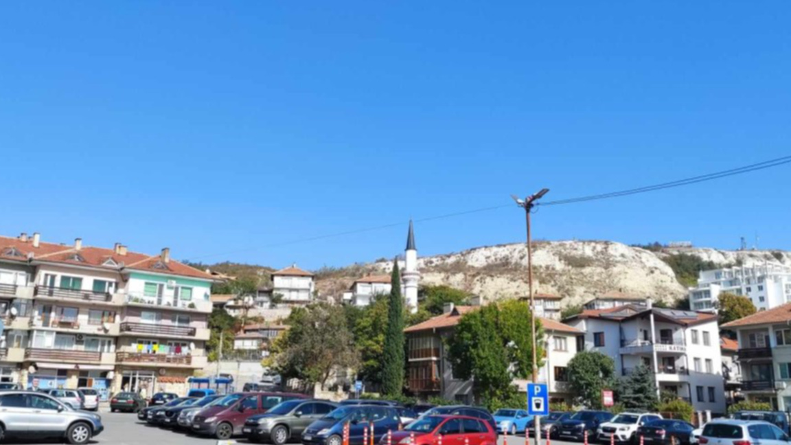 Паркингите в Балчик, преди да възобнови работа синята зона, март 2024 г.