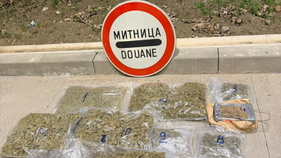 Задържаха над 6 кг кокаин и марихуана на...