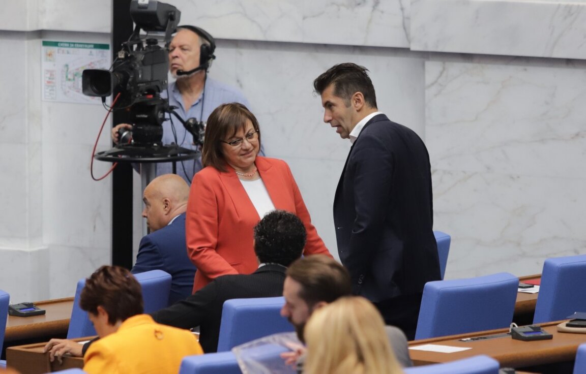 Корнелия Нинова и Кирил Петков в пленарната зала на НС - 27 септември 2023 г.