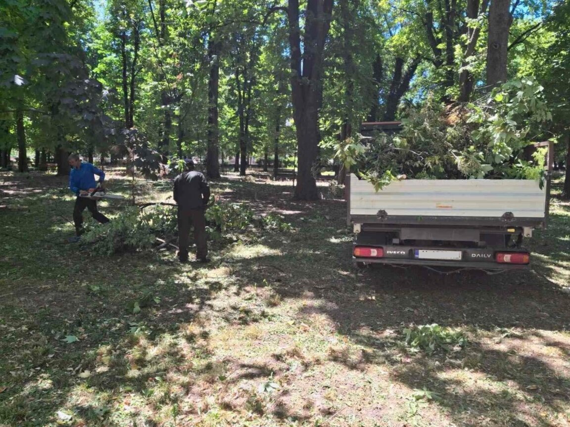 Чистят Шумен след бурята