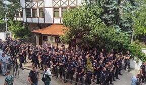 Привърженици на ДПС се опитаха да нахлуят в "сараите на Ахмед Доган" в "Бояна"