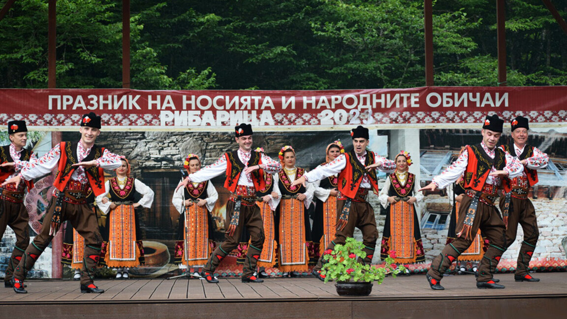 Thousands celebrate authentic folklore in the Balkan resort village of Ribaritsa