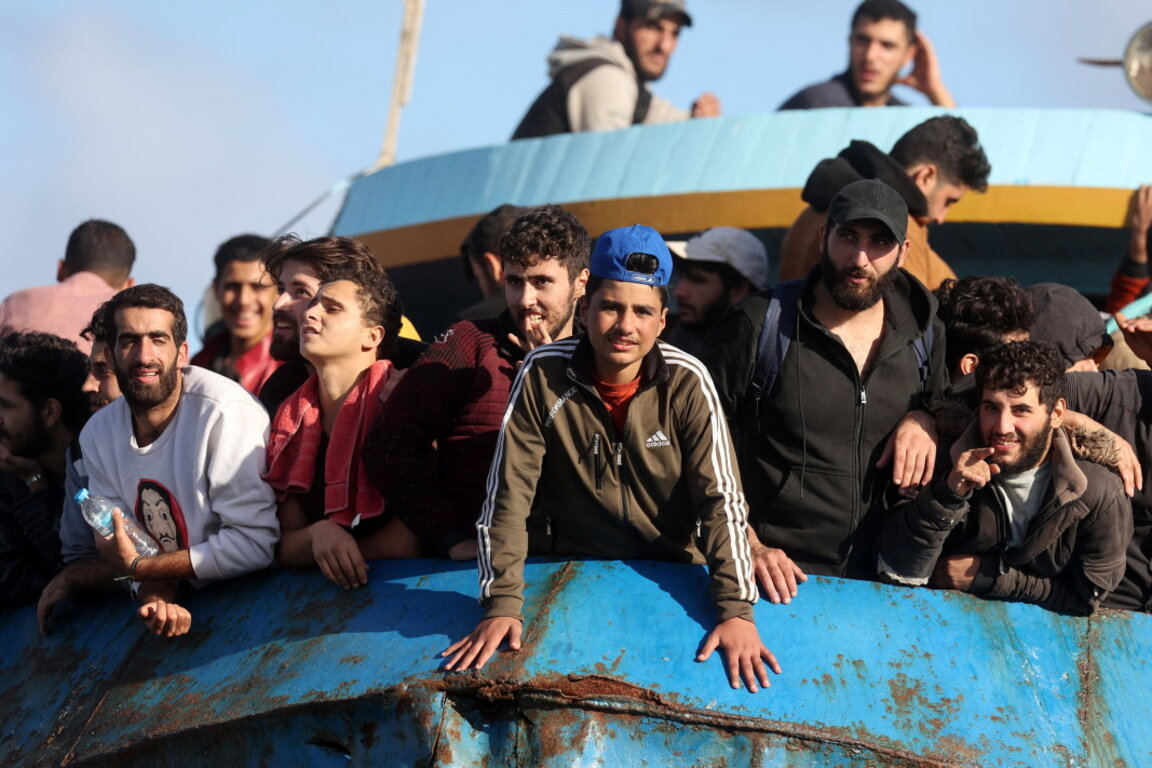 Мигранти пристигат с риболовна лодка на пристанището в Палеохора, остров Крит, 22 ноември 2022 г.