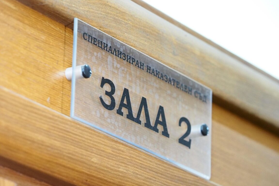 Учителят по физическо, обвинен в сексуално посегателство, остава в ареста