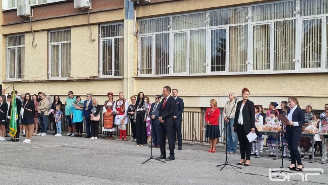 Кметът Васил Терзиев откри учебната година в 95-о СУ