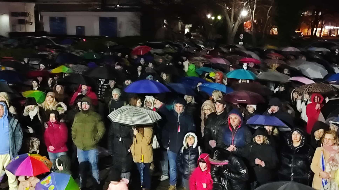 Стотици се събраха в дъжда в подкрепа на детската хирургия във Варна (ВИДЕО)