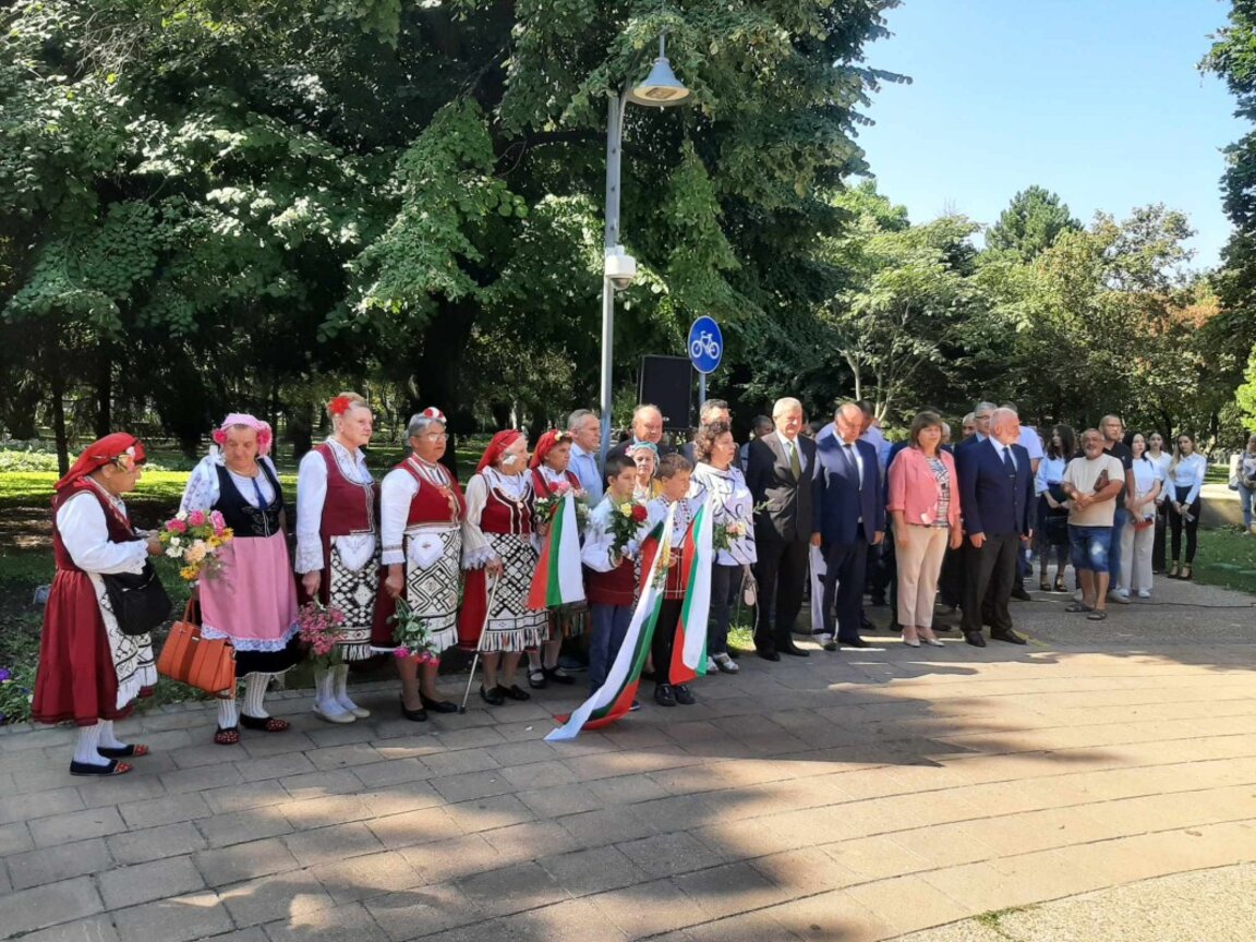Силистренци от всички поколения отбелязаха 138 години от Съединението в Дунавския парк