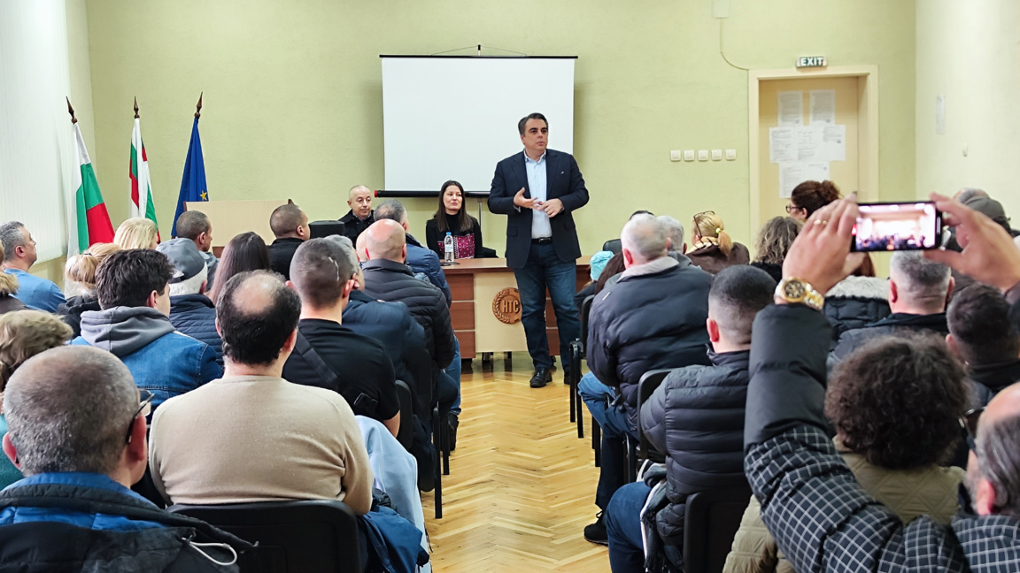 Съветници на ДПС предизвикаха напрежение на срещата на Асен Василев в Кърджали