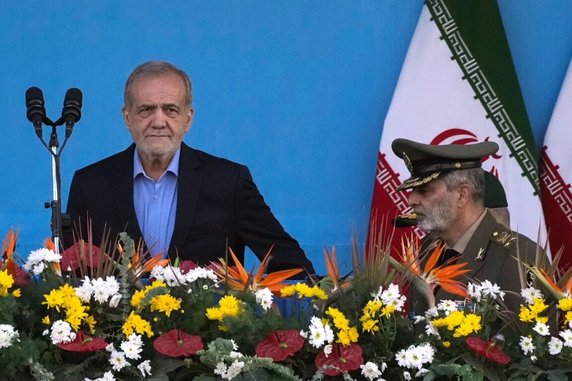 Иранският президент Масуд Пезешкиан (вляво) и ген. Абдолрахим Мусави на военен парад в покрайнините на Техеран, архив, септември 2024 г.