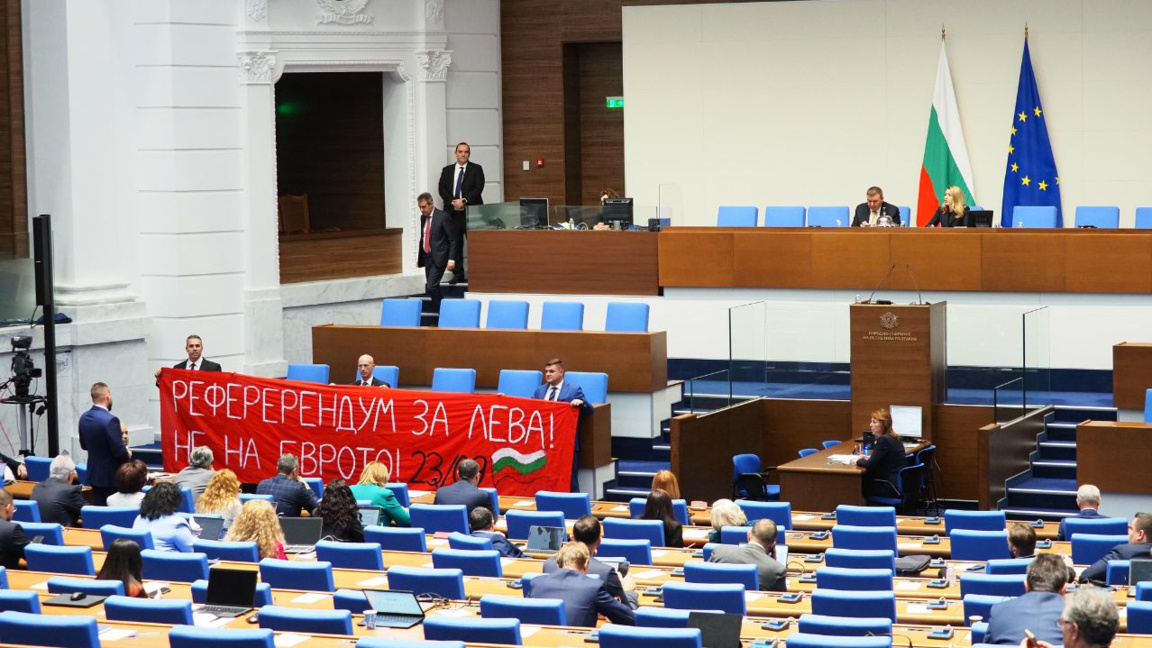 Milletvekilleri, Cumhurbaşkanı'nın Avro için referandum önerisini reddetti