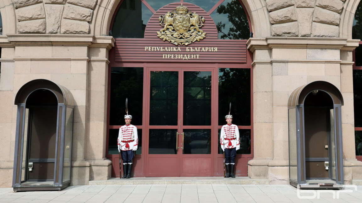 Държавният глава удостоява с Почетния знак на президента митрополит Серафим