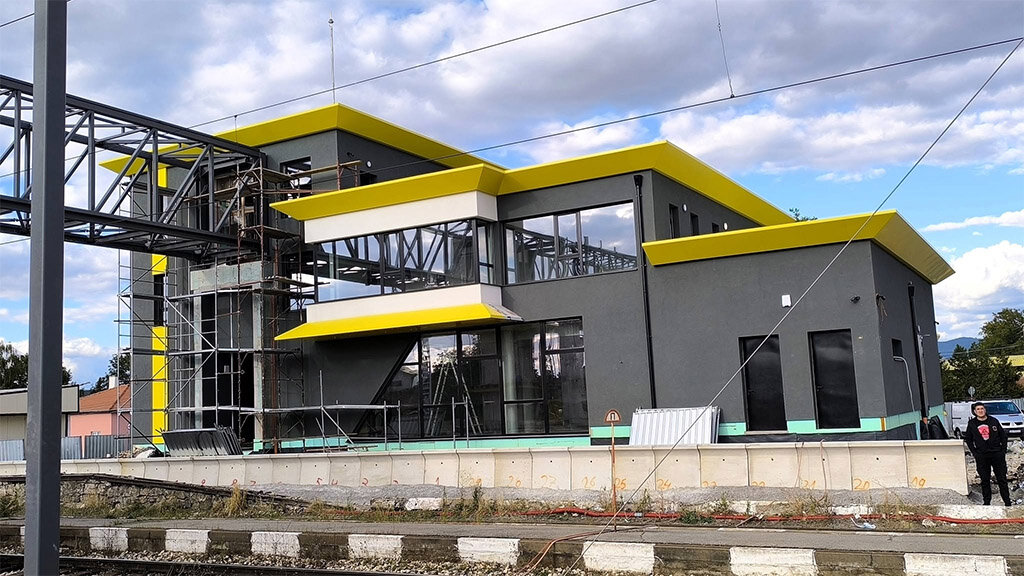 Новата гара на Костинброд е толкова красива, че някои я мислят за мол, казва с радост кметът Младенов