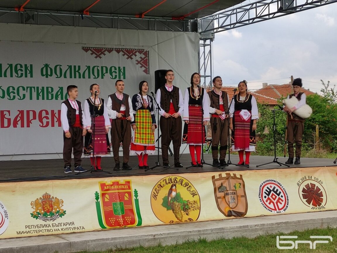 Фестивалът „Кехлибарен грозд“ в село Лозен събира фолклора на България
