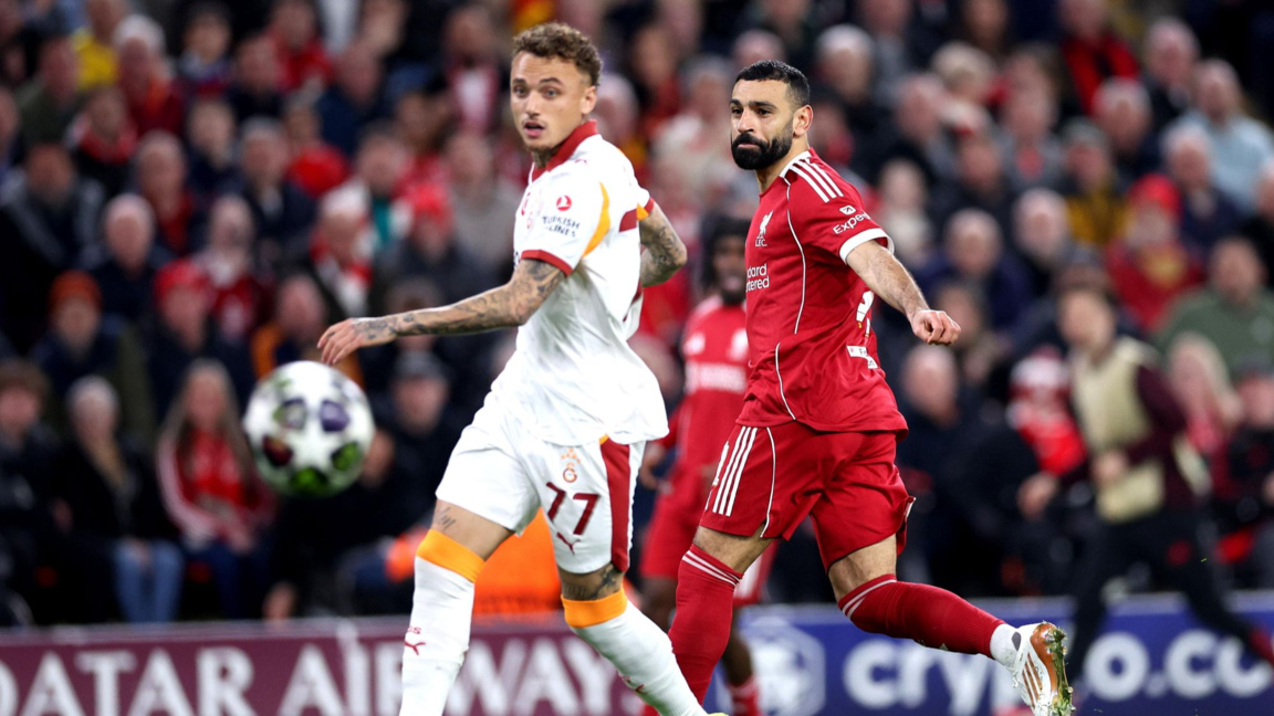 Ноа Ланг (в бяло) беше изнесен на носилка.