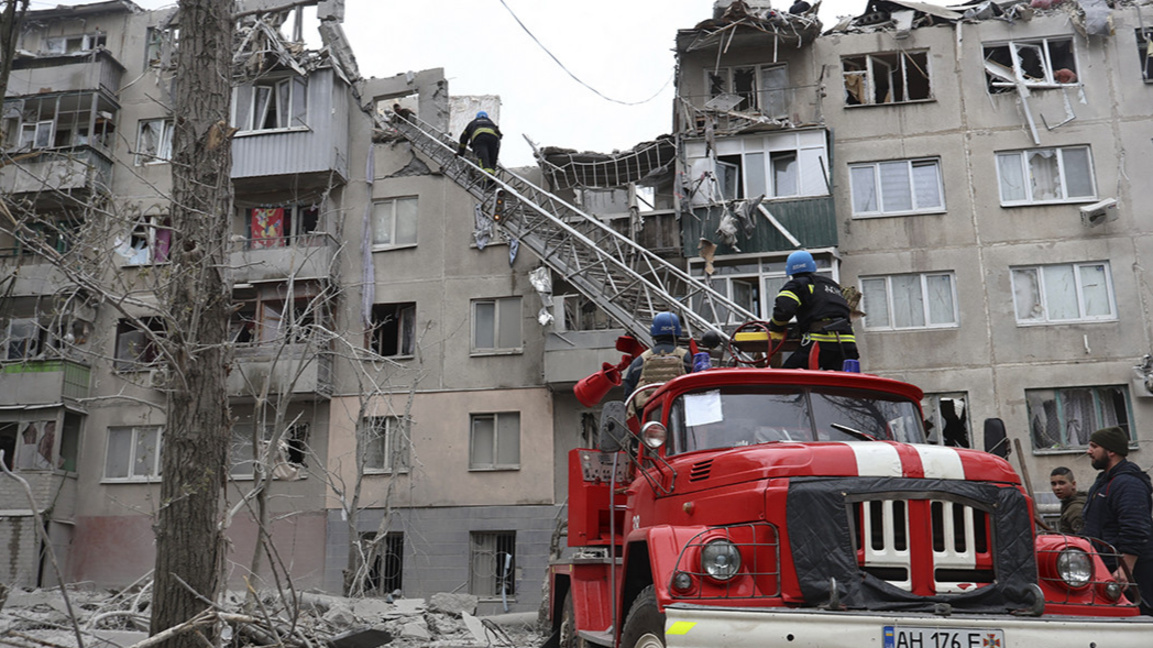 Спасители търсят оцелели в жилищна сграда в Славянск след руски ракетен удар