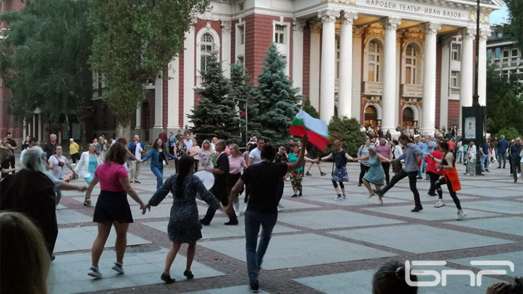 "Патриотизмът" - от общото благо до татуировките с Левски и хорото пред Народния театър