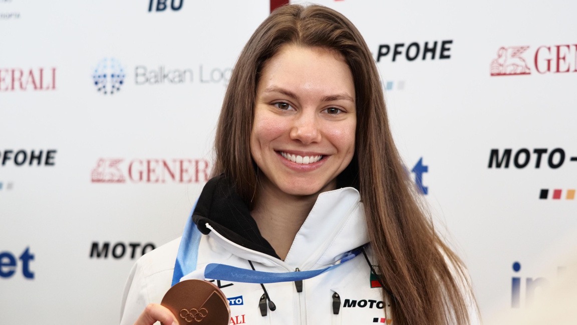 Лора Христова с медала си на летището в София