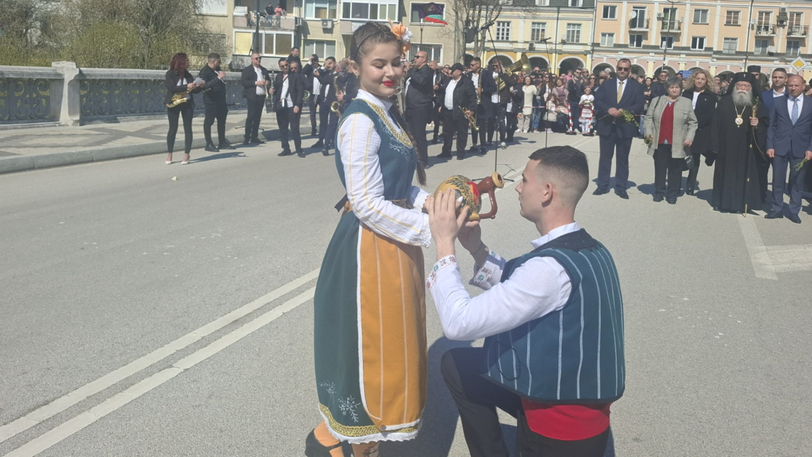 В Ловеч беше пресъздаден обичаят Кумичене