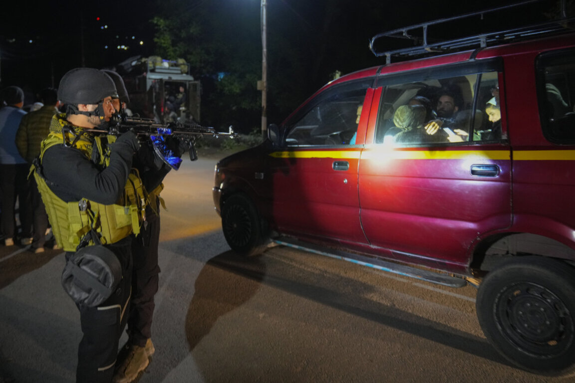 Polițiști indieni stau de pază la Pahalgam, în sudul Kashmirului, după atacul asupra turiștilor.