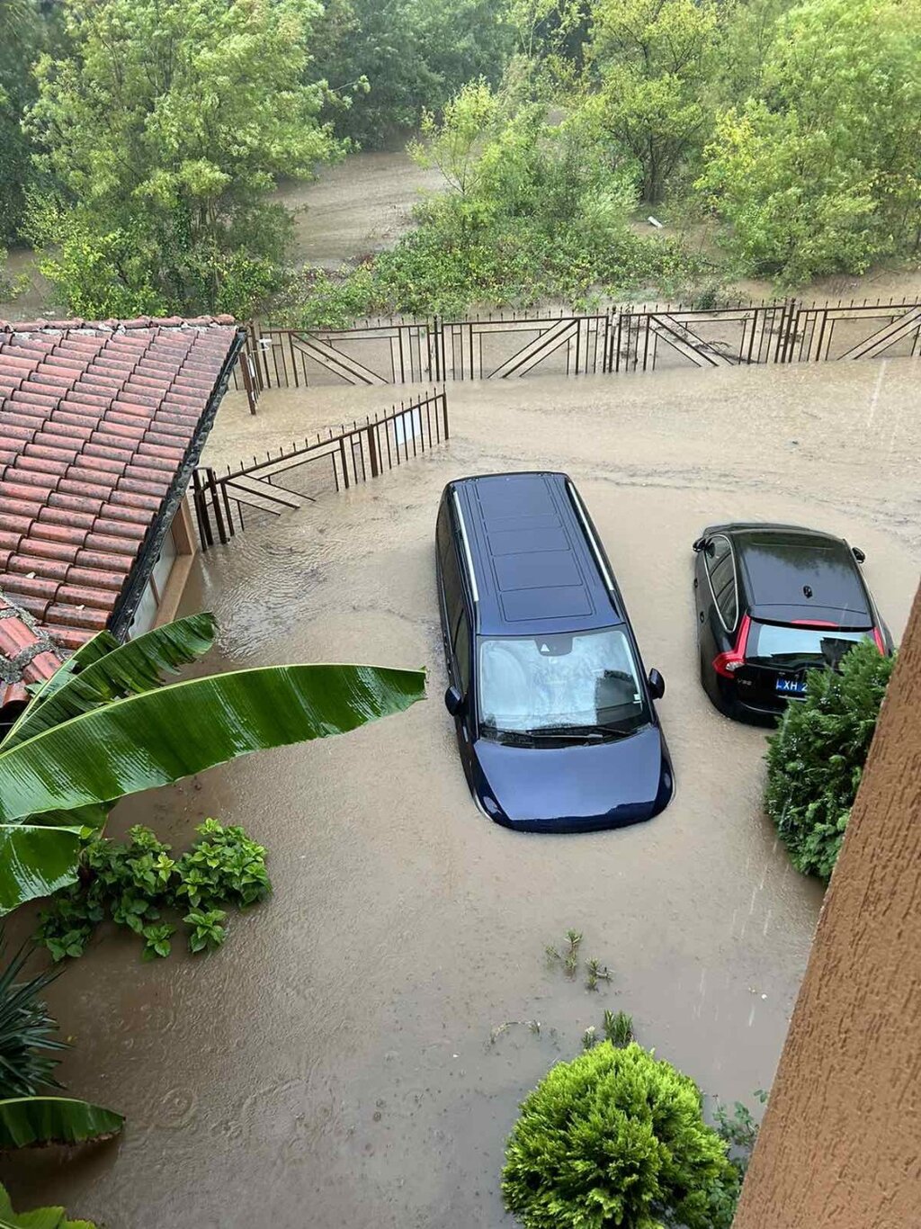 Порой и потоп на морето: Под вода са улици и хотели в Царево