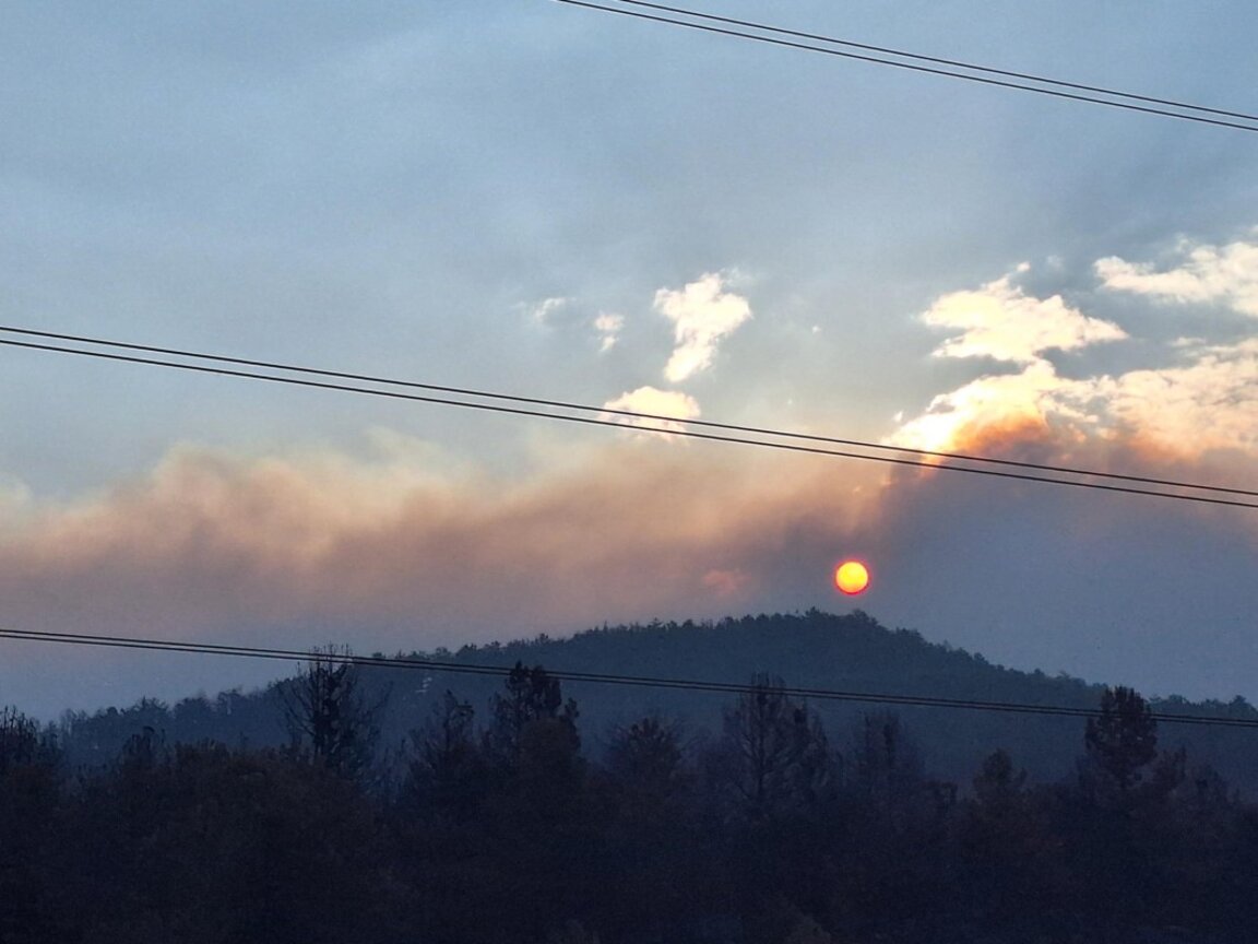 Шест хеликоптера ще гасят пожара в Пирин