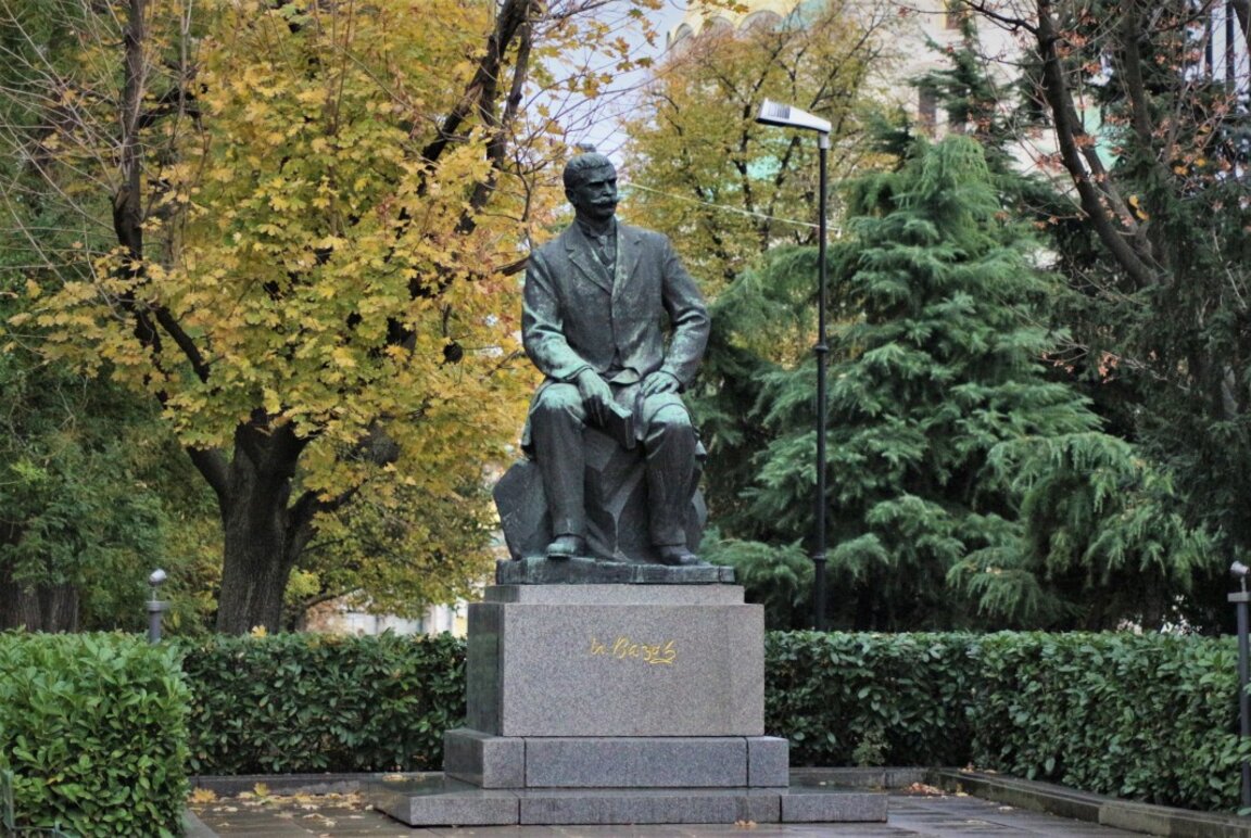 175 години от рождението на Иван Вазов честват пред паметника на поета в София