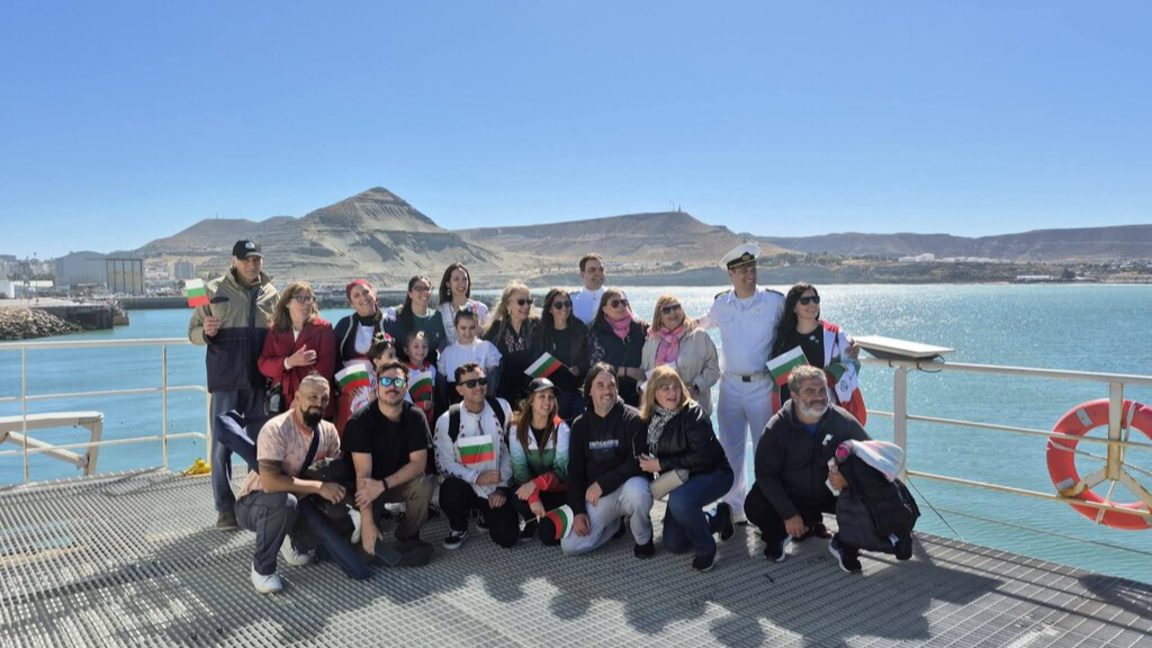 La comunidad búlgara de Comodoro Rivadavia recibe al buque científico NIK 421