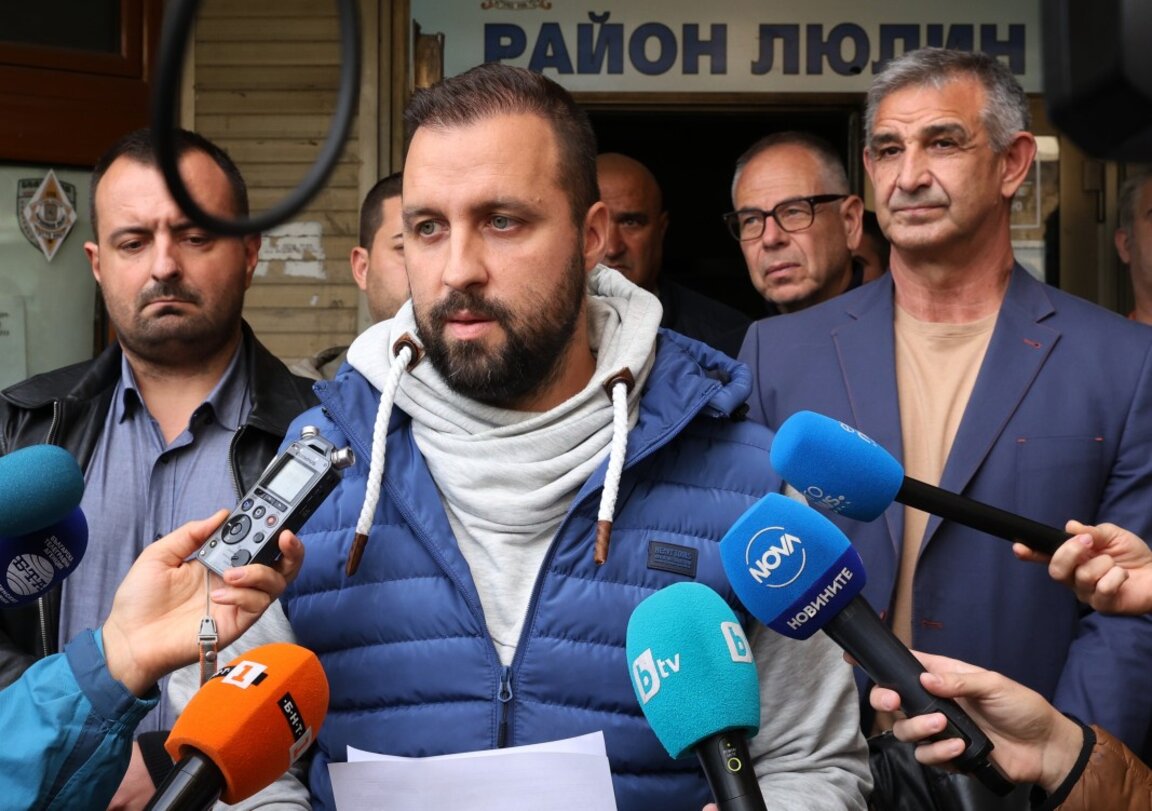 Кметът на район „Люлин” Георги Тодоров (в центъра) дава брифинг след съвещание на свикания от него Кризисен щаб за овладяване на кризата със сметоизвозването. Представят се данни и информация за извършените дейности в първия ден от въведената кризисна ситуация - 5 октомври 2025 г.