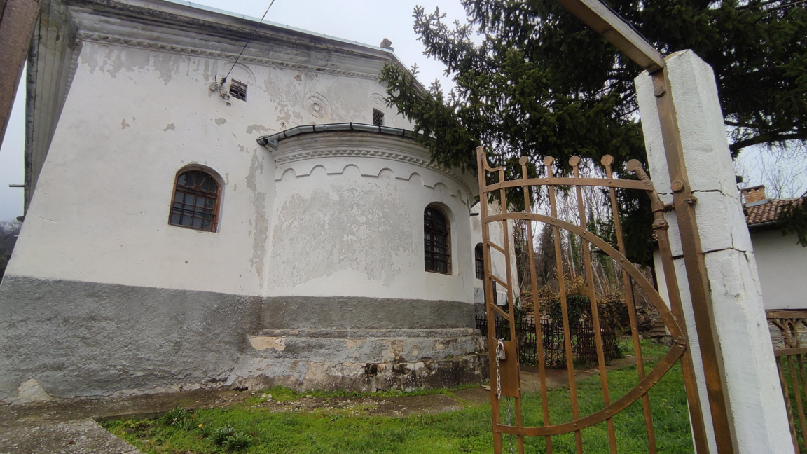Църквата в Самоводене е паметник на културата с уникални стенописи и иконостас на два века, но е с много конструктивни проблеми и се нуждае от ремонт.
