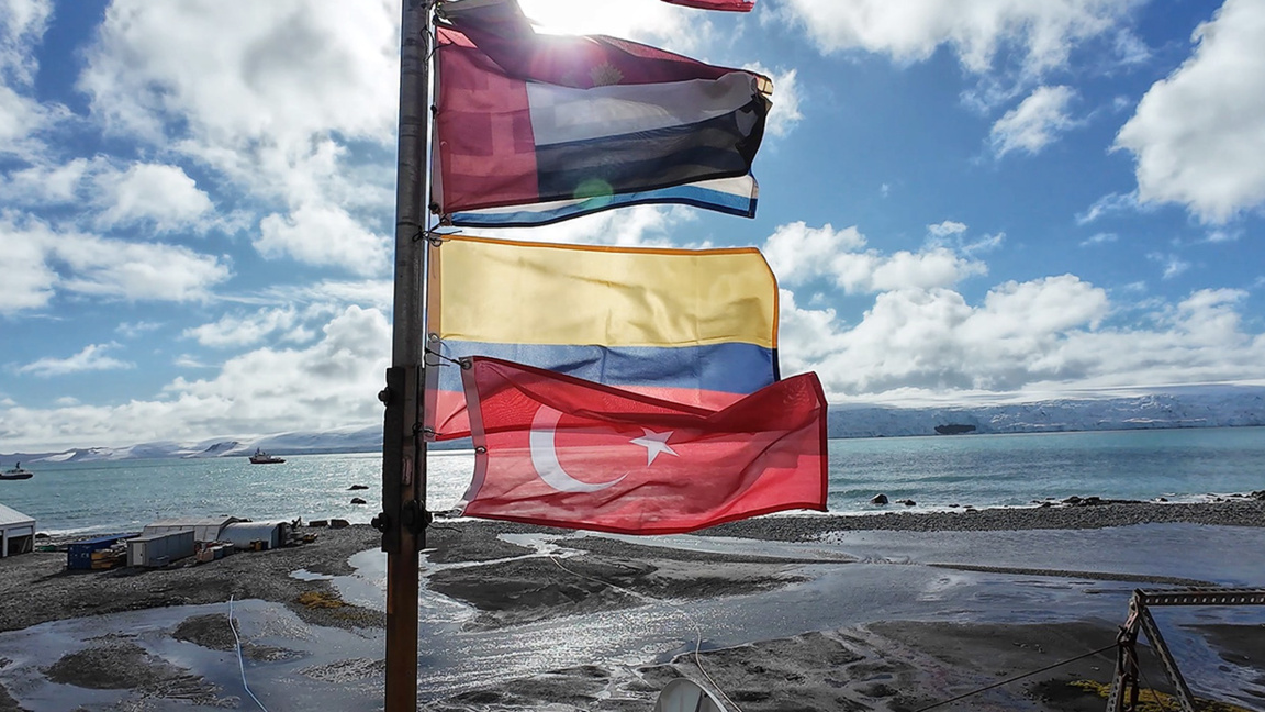 Turkish Antarctic scholars visit their Bulgarian colleagues on Livingston Island