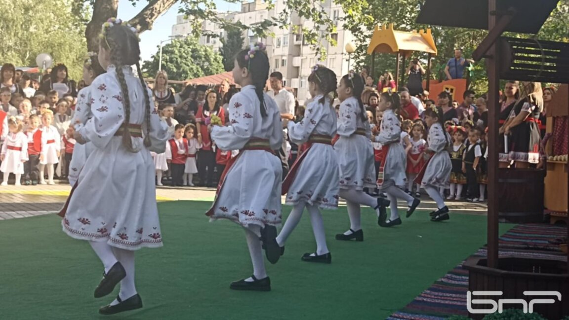 "Звездица" пее и танцува с „Настроние“