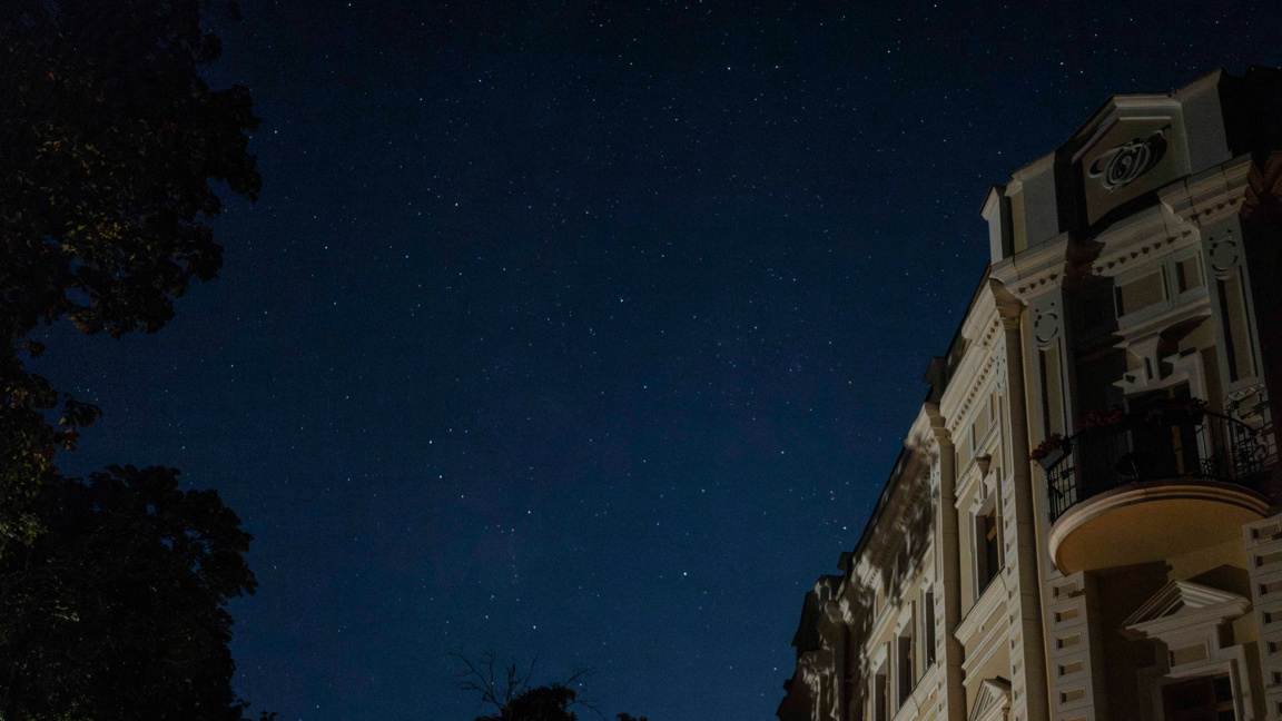 Небето над Одеса при временно спиране на тока след руски въздушни атаки в Одеска област, 24 юли 2023 г.