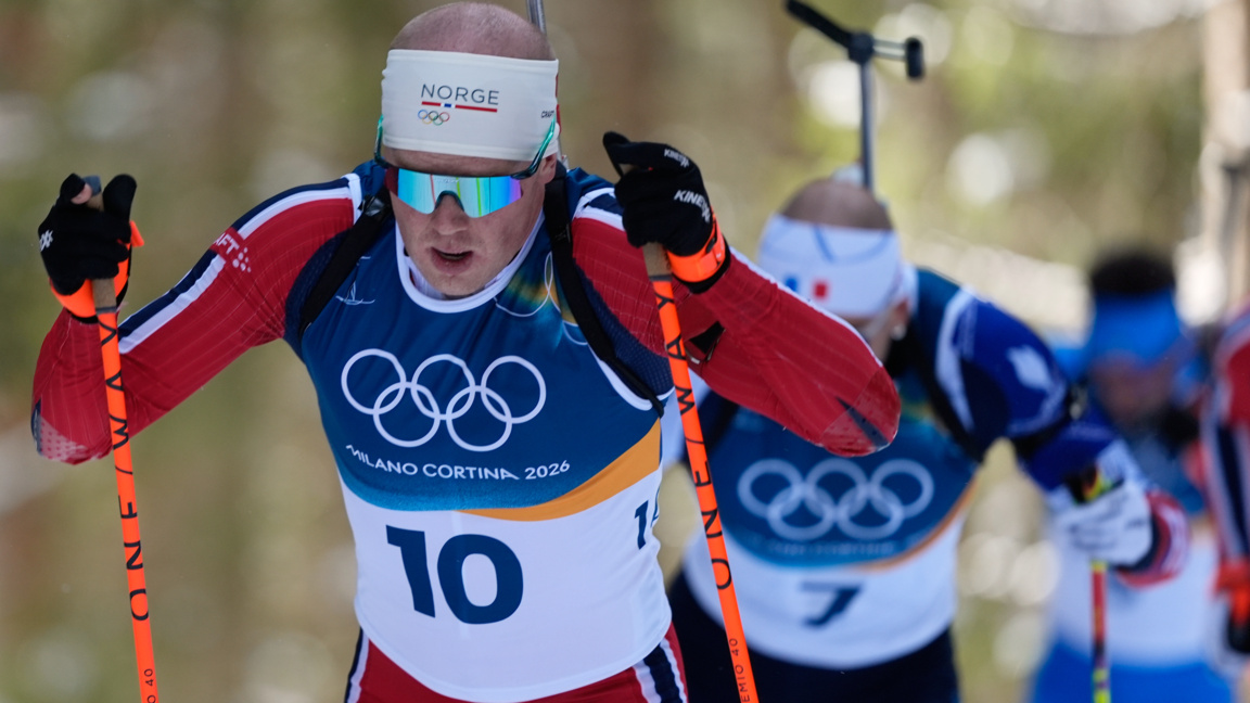 Йоханес Дале с олимпийската титла от масовия старт в биатлона