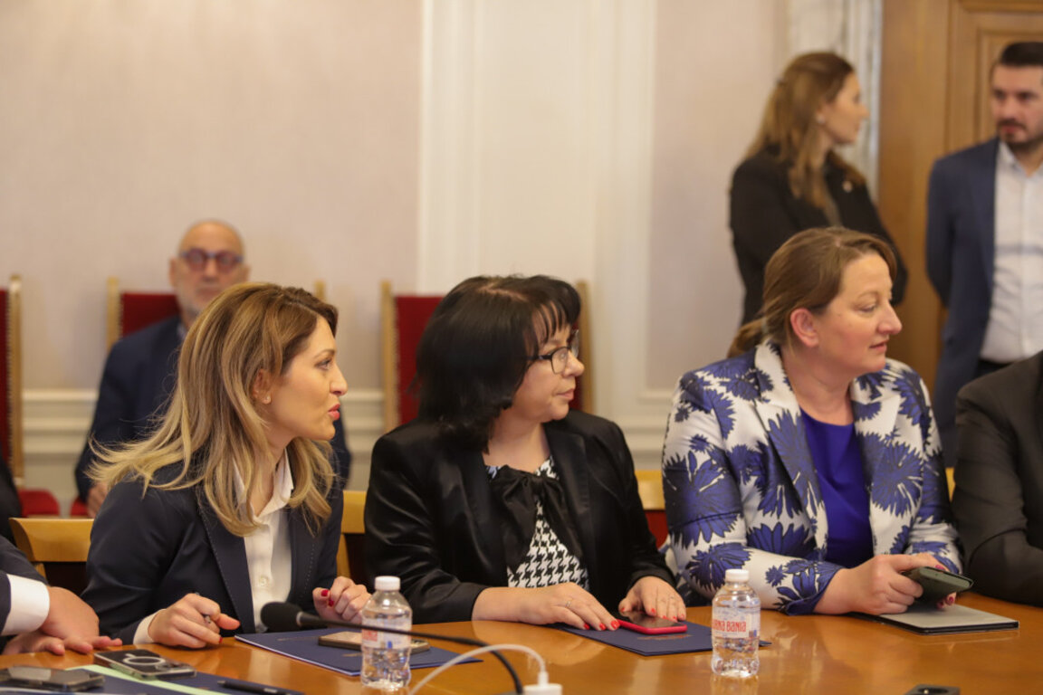 Преговорният екип на ГЕРБ-СДС - Рая Назарян, Теменужка Петкова, Деница Сачева