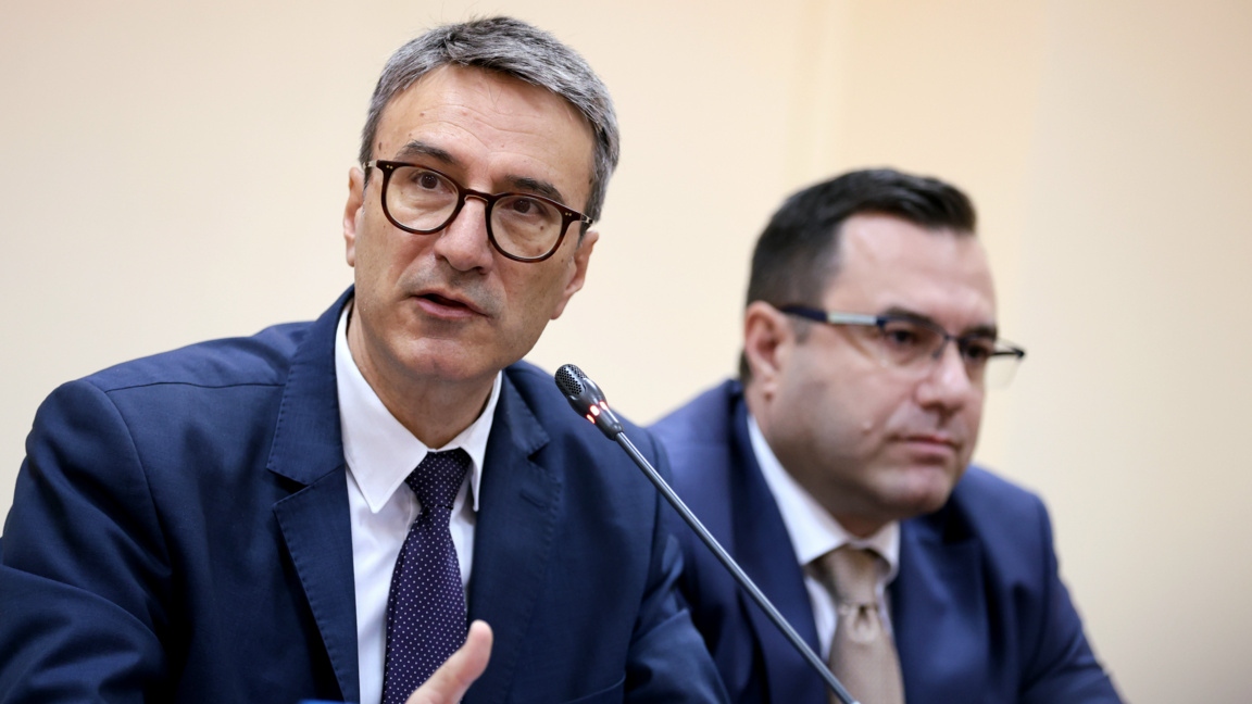 Служебният министър на енергетиката Трайчо Трайков (вляво) и председателят на Комисията за енергийно и водно регулиране (КЕВР) Пламен Младеновски.