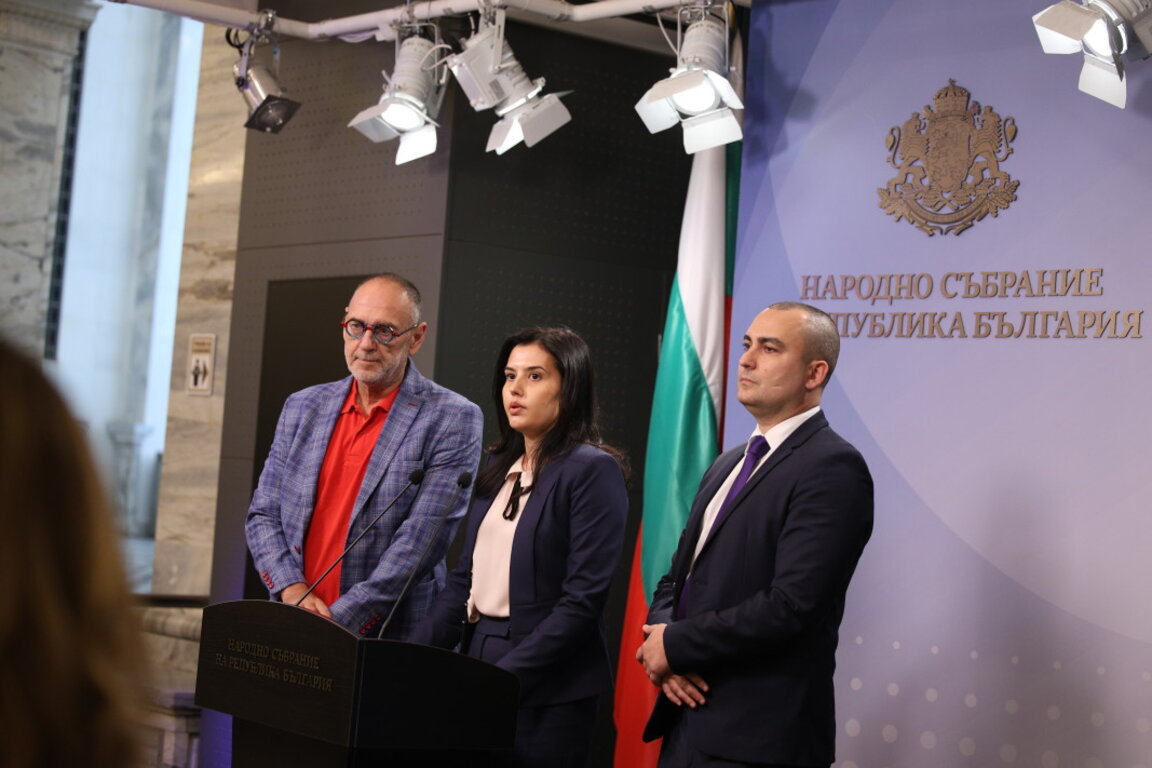 Изявление на ГЕРБ-СДС в НС - 26 септември. На снимката: Любен Дилов - син, Десислава Трифонова, Александър Иванов.