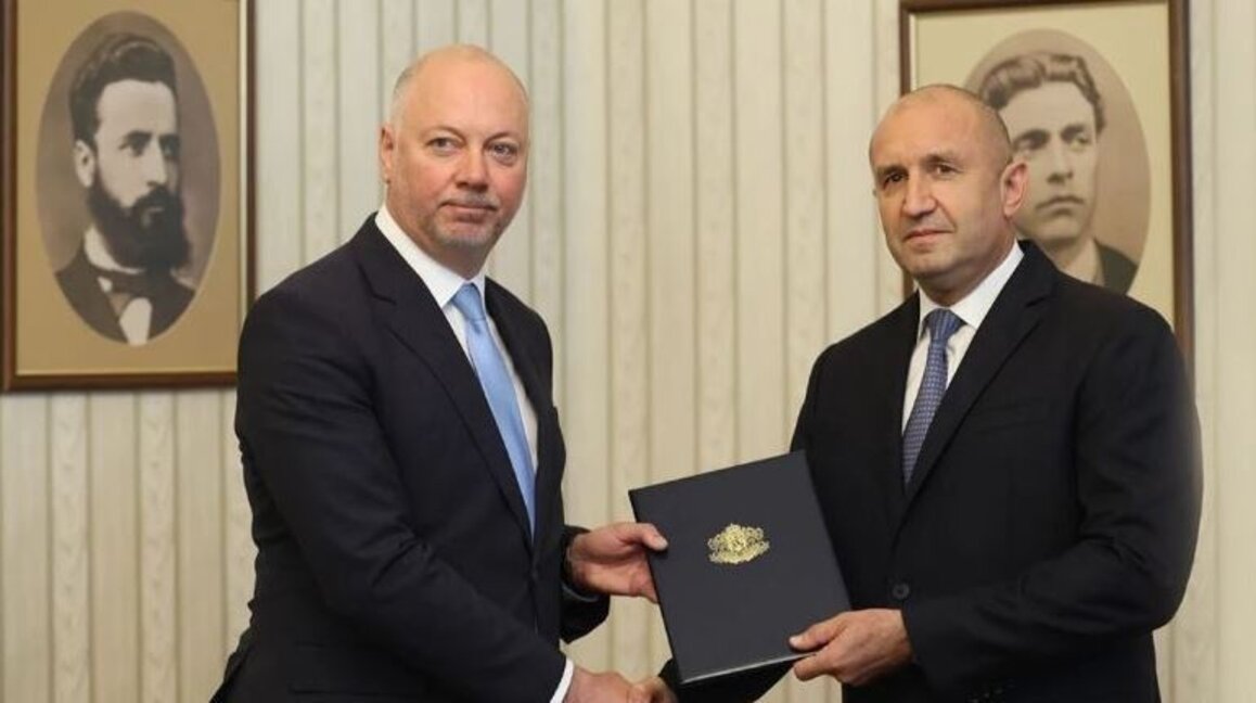 Президентът връчва мандата за съставяне на правителство