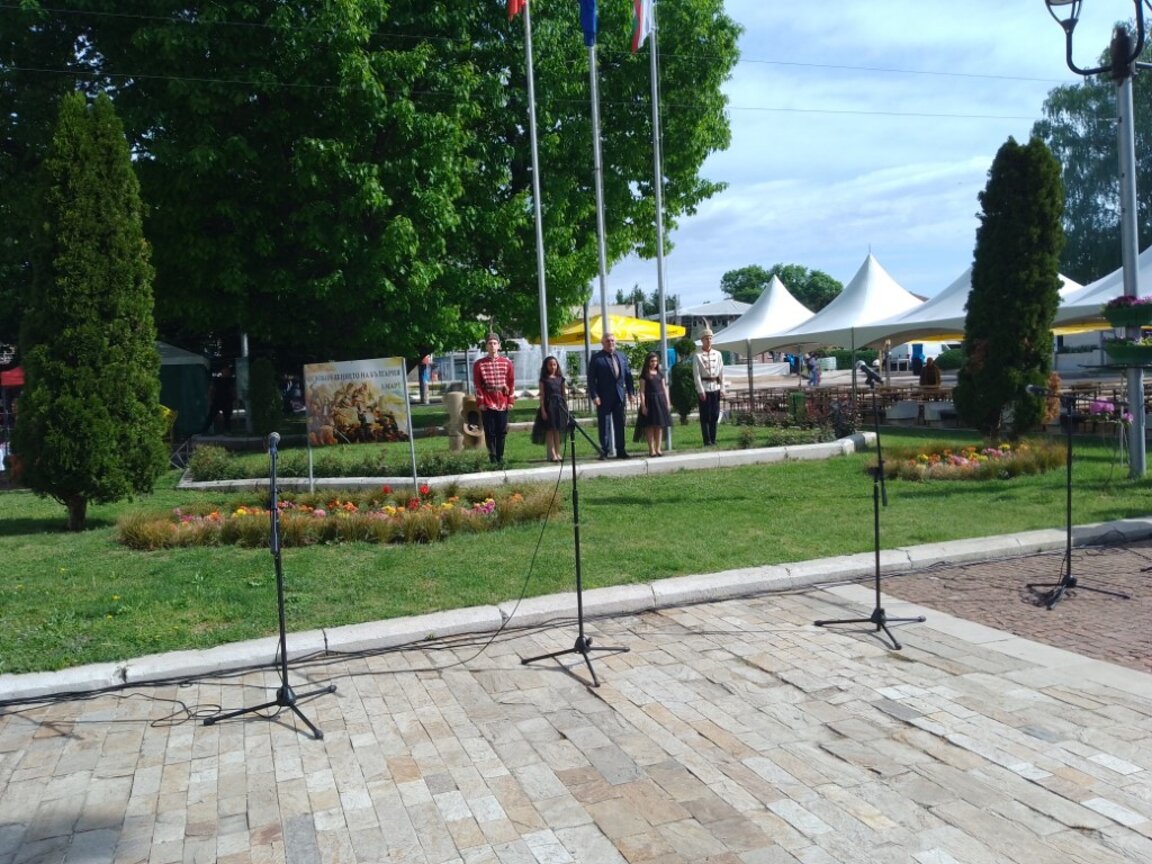 В Мездра отбелязват празника на града