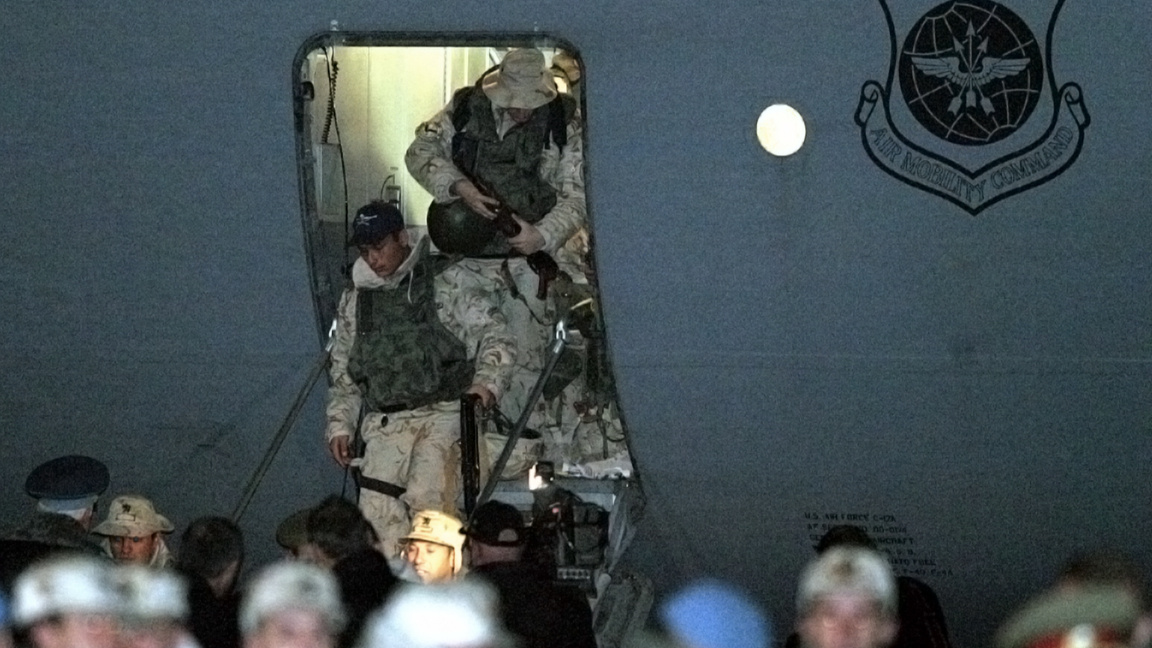 Последната група от 130 военнослужещи от Първи пехотен батальон се завръща в България от мисията в Ирак със самолет С-130 "Херкулес" на военновъздушните сили на САЩ, който каца на правителствения сектор на летище София, 7 февруари 2004 г.